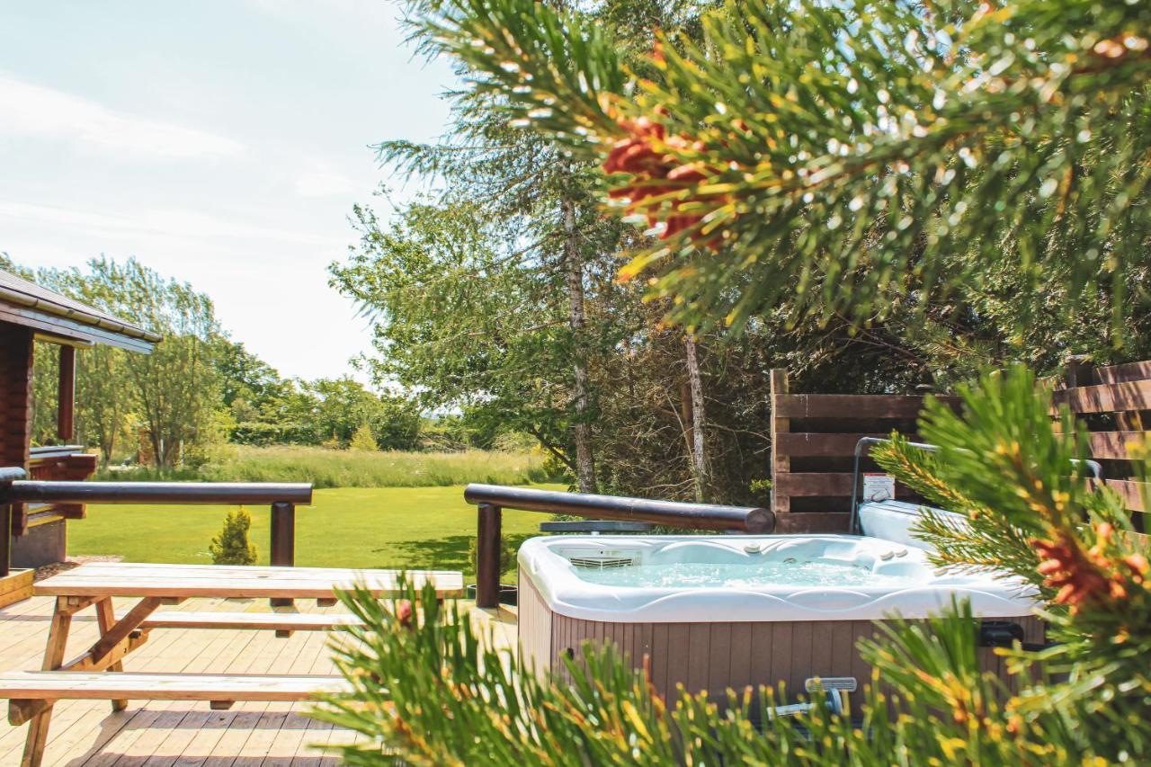 Tomatin - Luxury Two Bedroom Log Cabin With Hot Tub Berwick Upon Tweed Exterior photo